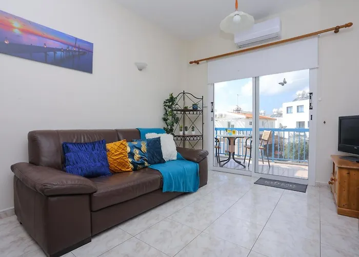 Stylish Holiday Apartment - Large Pool - Close To Beach